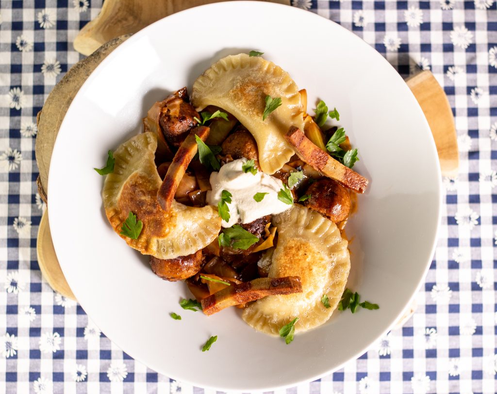 Mein Schmorkraut mit Hackbällchen mit veganen Piroggen, Sour Cream und angebratenem Seitanschinken als Beilagen.