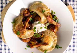 Vegane Piroggen, angebraten auf Schmorkraut