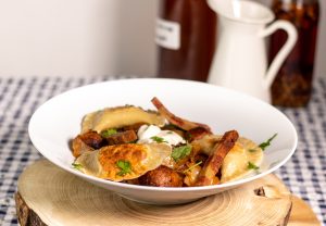 Vegane Piroggen, knusprig angebraten als Beilage für Schmorkraut