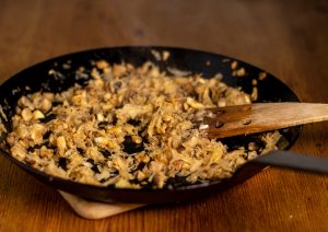 Vegane Sauerkraut-Pilz-Füllung für Piroggen