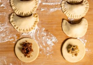 Rohe Piroggen mit Sauerkraut-Pilz-Füllung und Hack-Pilz-Füllung