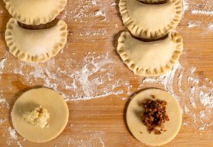 Rohe Piroggen mit Kartoffel-Quark-Füllung und Hack-Pilz-Füllung