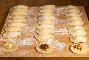 Vegane Piroggen mit 3 Füllungen: Kartoffel-Quark, Hack-Pilz und Sauerkraut-Pilz