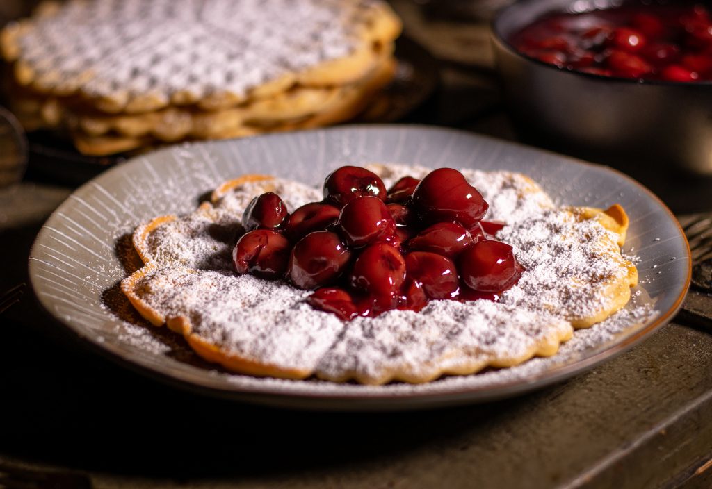 Vegane Waffeln mit heißen Kirschen