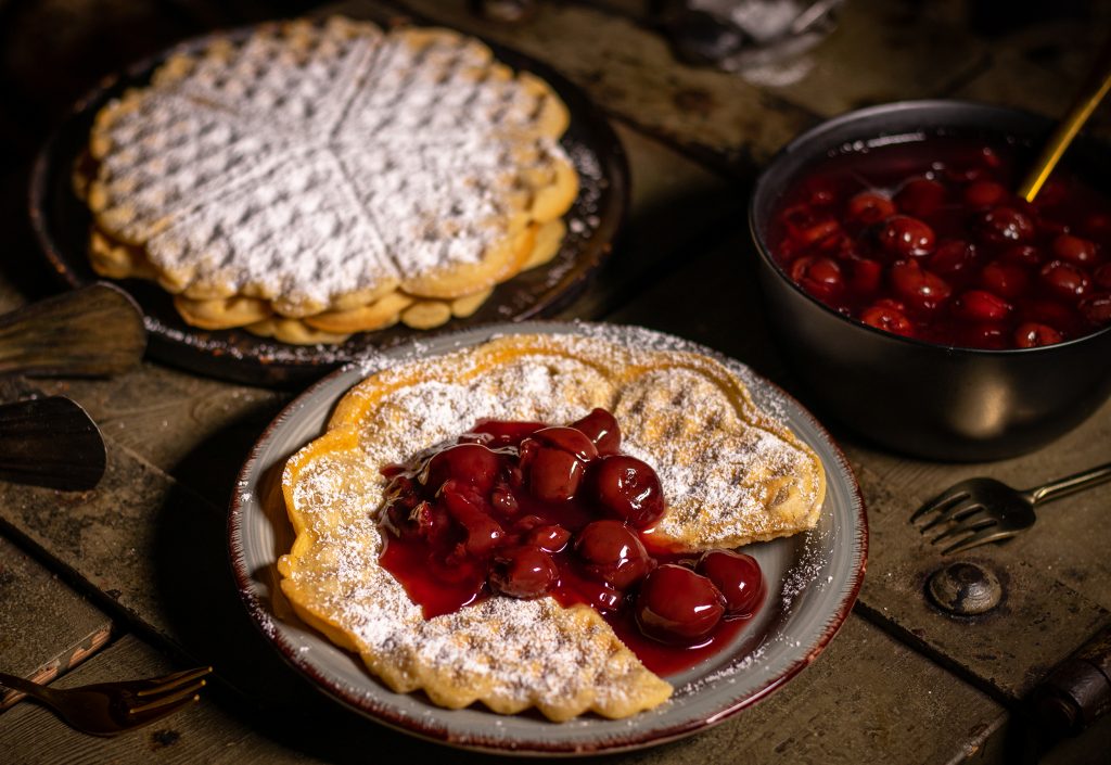 Waffeln auf Tellern mit Toppings