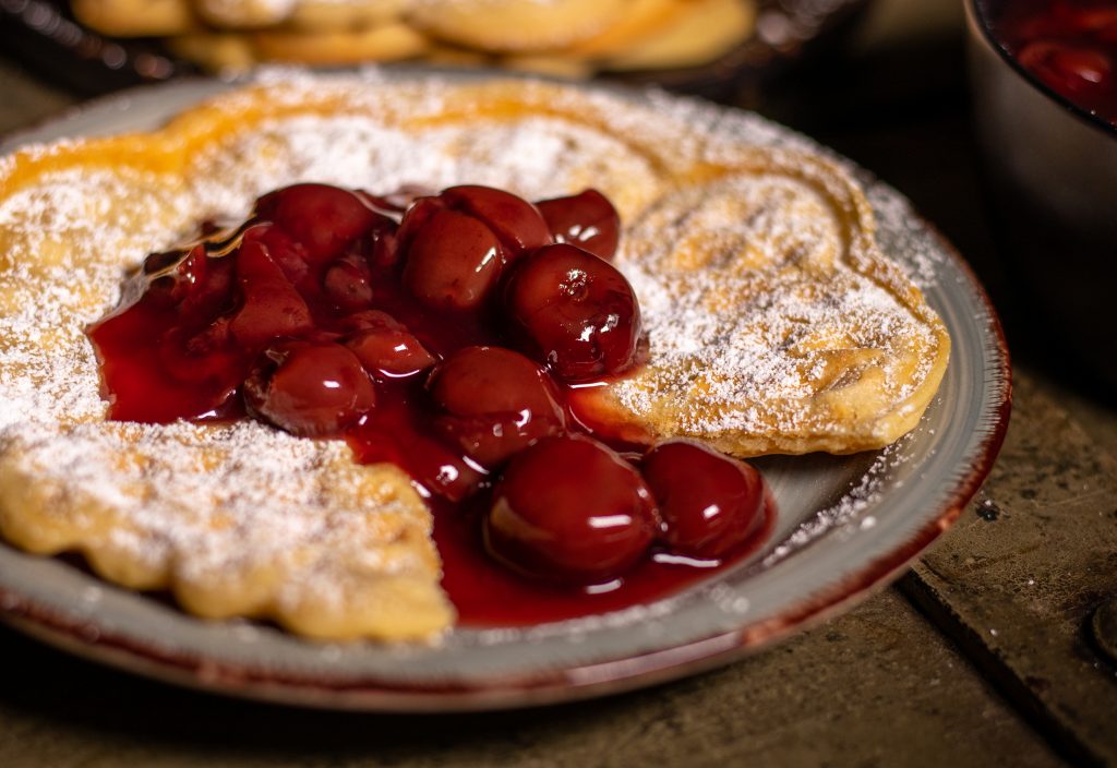 Vegane Waffeln mit heißen Kirschen