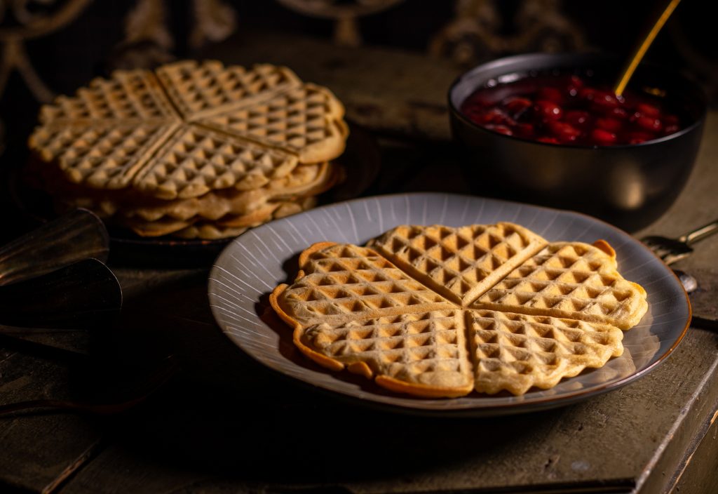 Vegane Waffeln auf Tellern