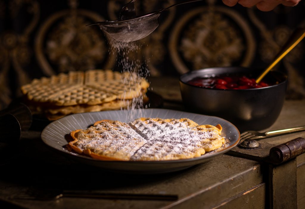 Waffeln schmecken mit vielen Toppings, auch ganz simpel nur mit Puderzucker