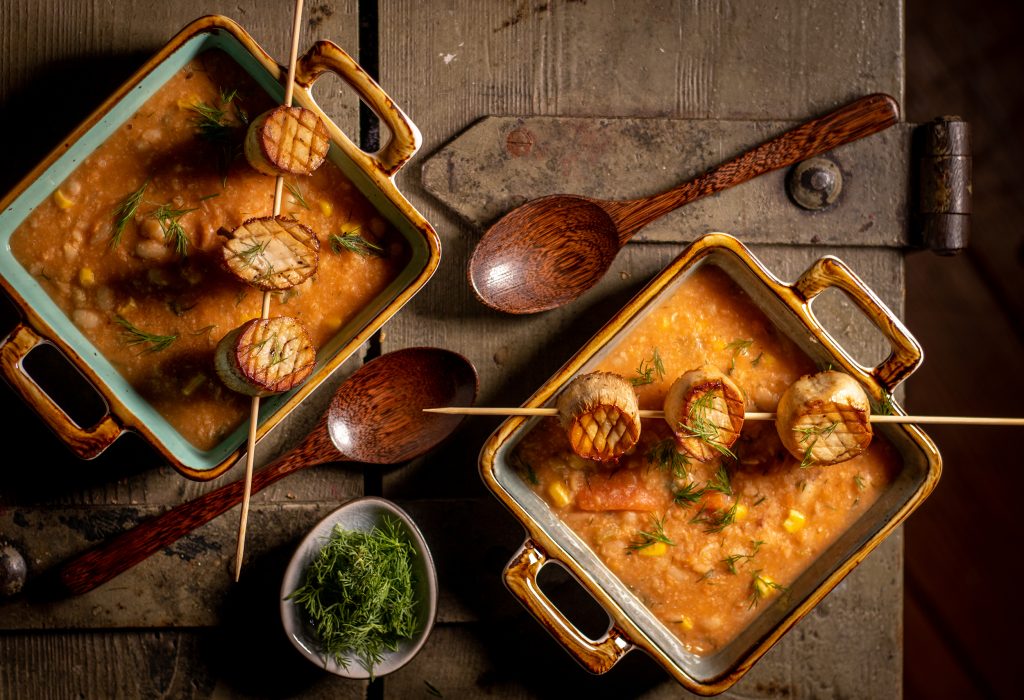 Weiße-Bohnen-Suppe mit Mais mit veganen Jakobsmuscheln am Spieß