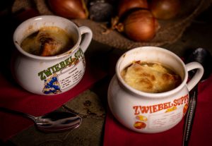 Zwiebelsuppe, französische Art – in 2 Suppentassen