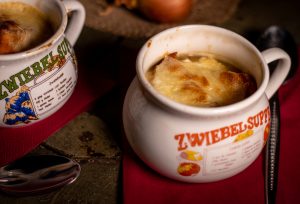 Zwiebelsuppe, französische Art – in 2 Suppentassen