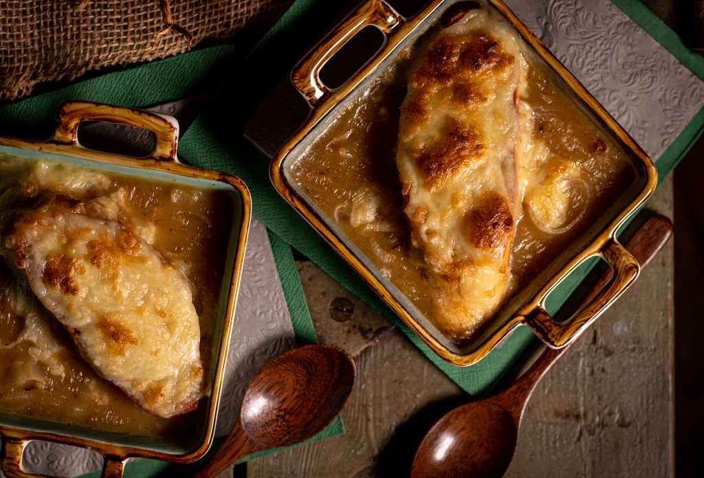 Zwiebelsuppe, französische Art, in 2 feuerfesten Schalen