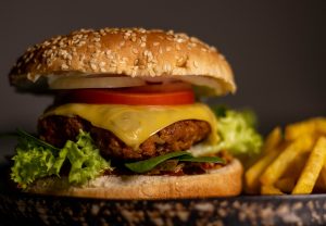 Veganer Cheeseburger mit Pommes