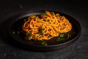 Spaghetti in roter Paprikasoße