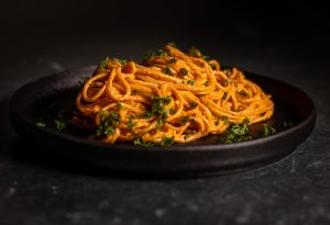 Spaghetti in roter Paprikasoße