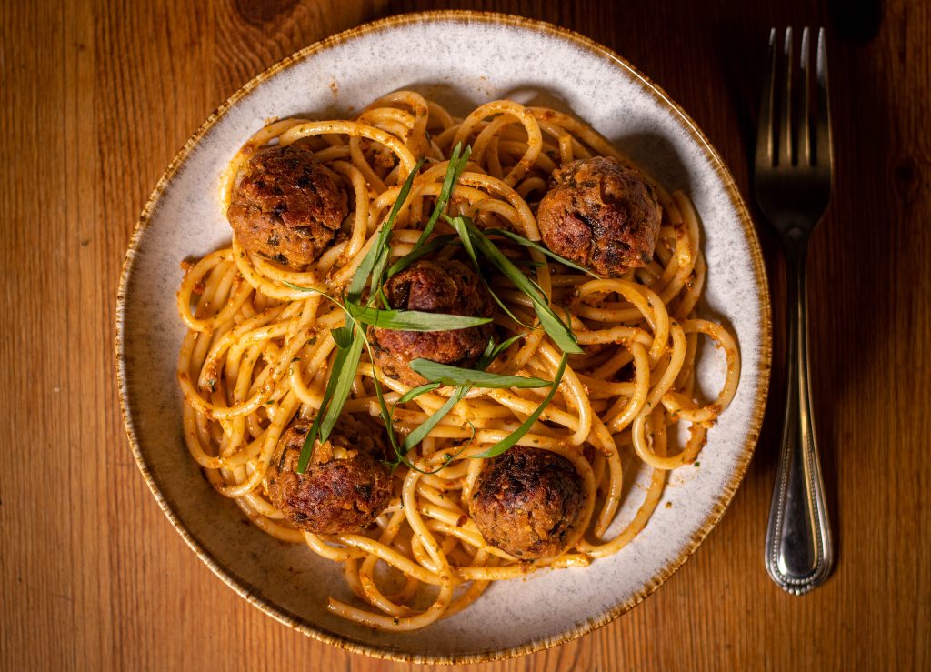 Bärlauchbällchen auf Makkaroni in aromatischem Bärlauch-Tomaten-Pesto