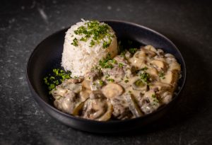Veganes Bœuf Stroganoff mit Reis
