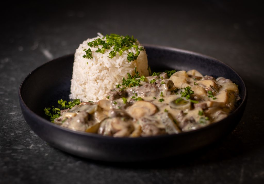 Bœuf Stroganoff schmeckt mit vielen Beilagen. Hier mit Reis.