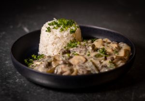 Veganes Bœuf Stroganoff mit Reis