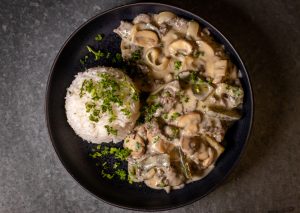 Veganes Bœuf Stroganoff mit Reis