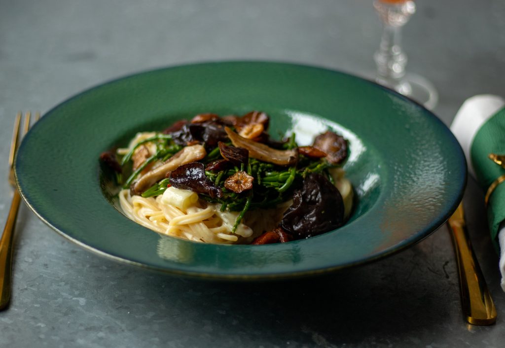 Winterpilze auf Zitronenspaghetti mit Queller. Ein einfaches Pastarezept, das etwas ganz Besonderes ist.