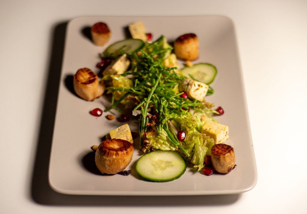 Meeressalat mit Queller, veganen Jacobsmuscheln und Veta