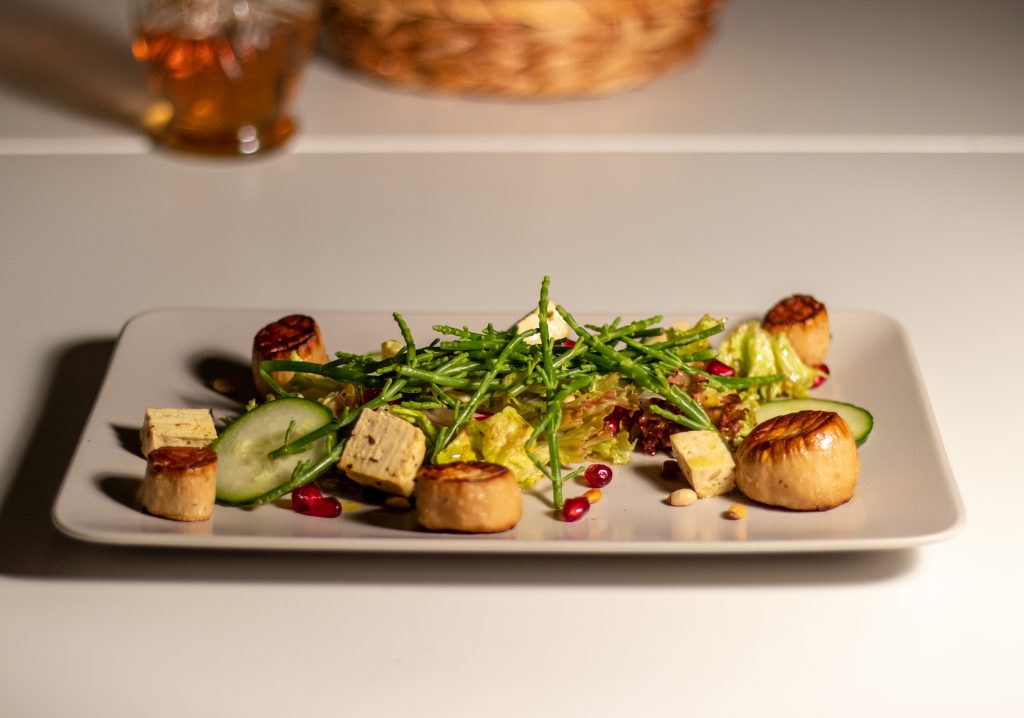 Meeressalat mit Queller, veganen Jacobsmuscheln und Veta