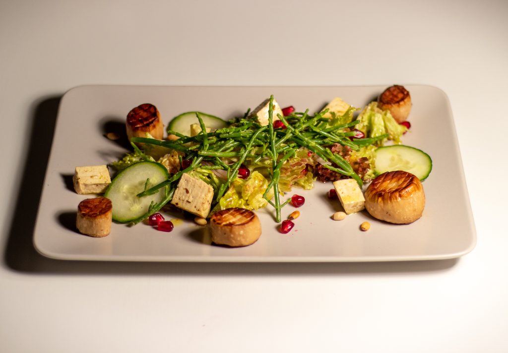 Meeressalat mit Queller, veganen Jakobsmuscheln und Veta