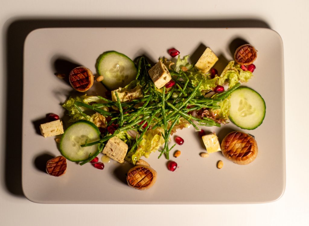 Meeressalat mit Queller, veganen Jacobsmuscheln und Veta