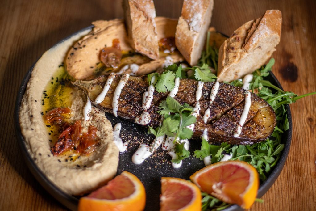 Geröstete Aubergine mit zweierlei Hummus