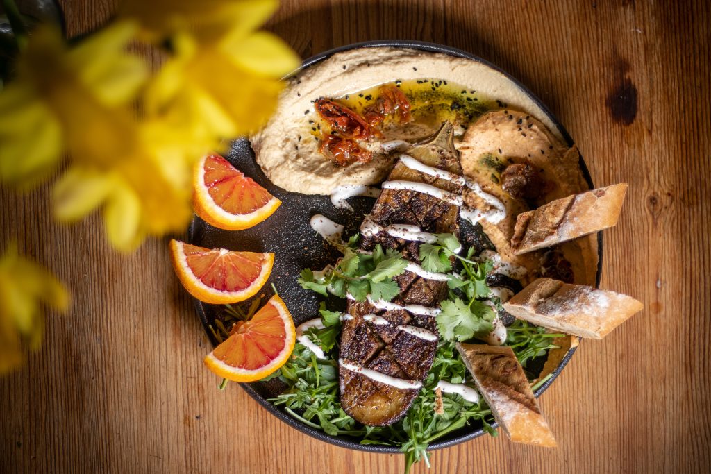 Geröstete Aubergine mit zweierlei Hummus