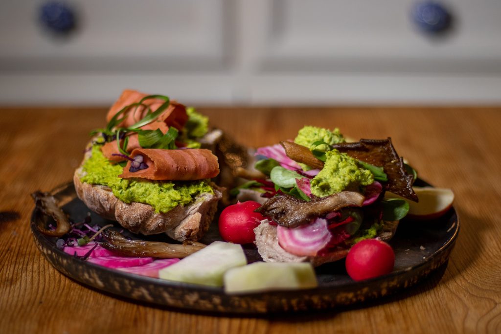 Bärlauchhummus mit Gemüse und Brot