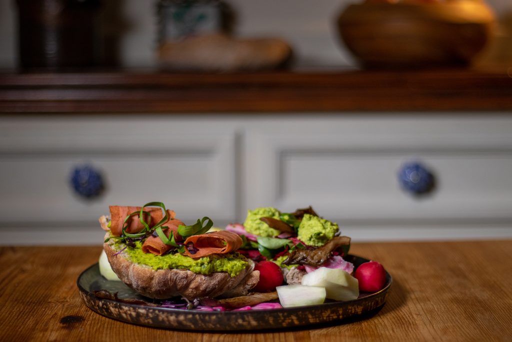 Bärlauchhummus mit Gemüse und Brot