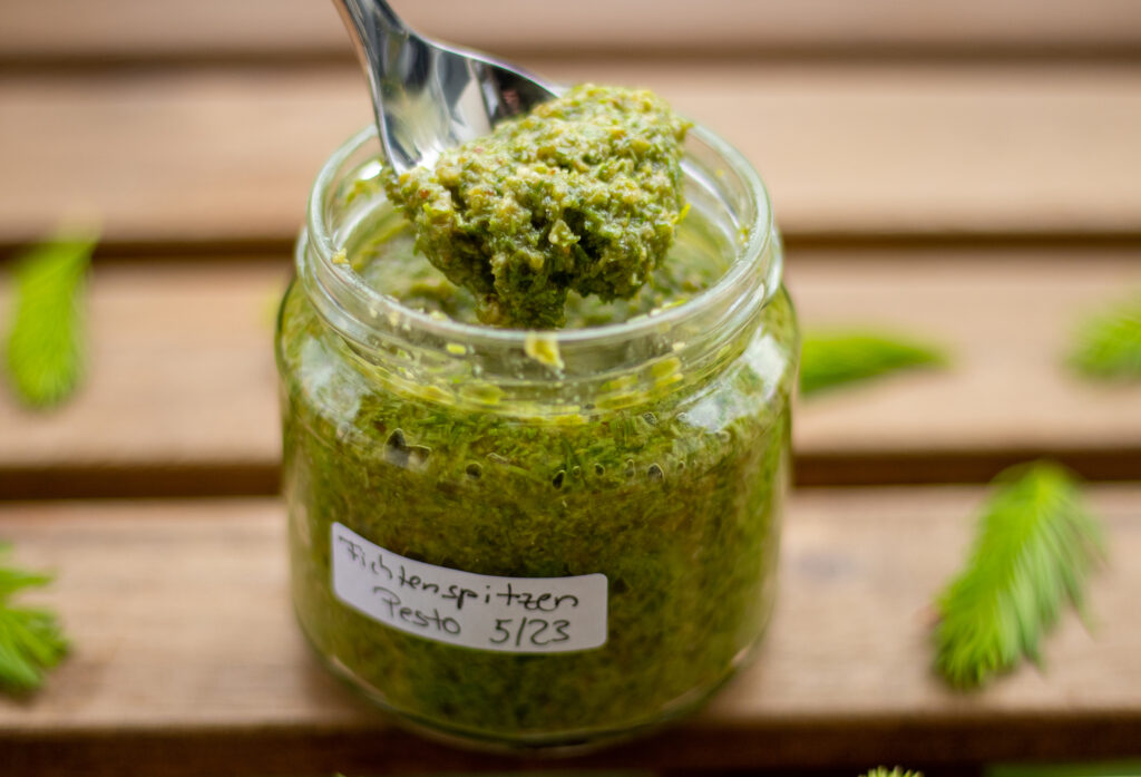 Fichtenspitzenpesto im Glas mit Löffel