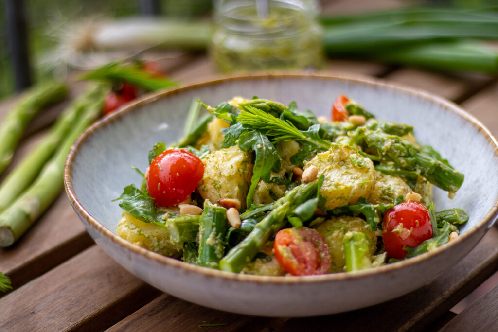 Der perfekte grüne Frühlingssalat auf einem Teller
