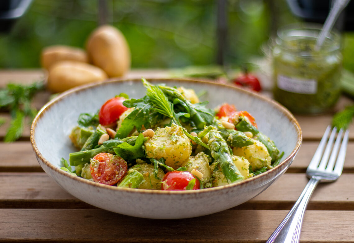 Kartoffelsalat mit Fichtenspitzenpesto, grünem Spargel und Kirschtomaten