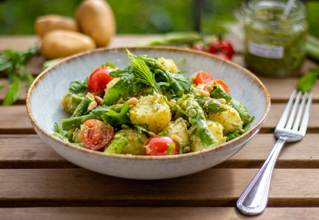 Grüner Kartoffelsalat, aromatisch frisch im Frühling