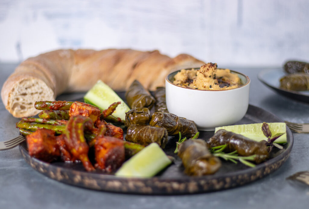 Mediterrane Leckereien auf einer Snackplatte mit Brot