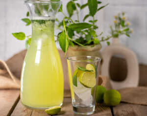 Selbstgemachte Limetten-Minz-Limonade nach Daily Vegan