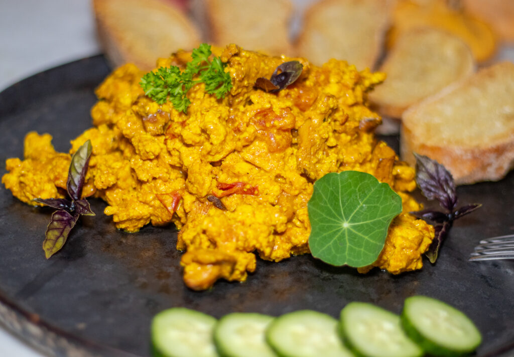 Scrambled Tofu, saftig und würzig und ergänzt mit gebratenen Pfifferlingen