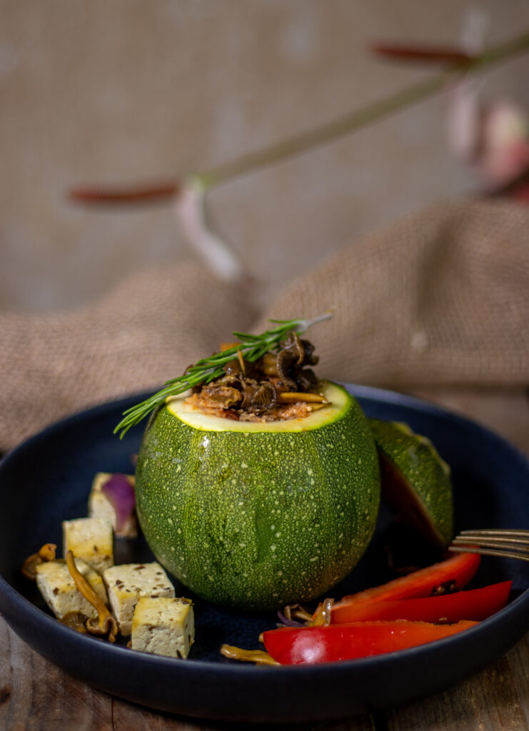 Gefüllten Kugelzucchini, mit Trompetenpfifferlingen, Veta und Bulgur