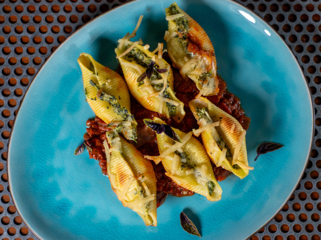 Mit selbstgemachtem, veganen Ricotta in den Muschelnudeln