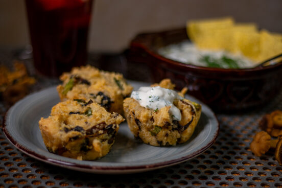 Herzhafte Pfifferling Muffins mit Joghurtdip, vegan