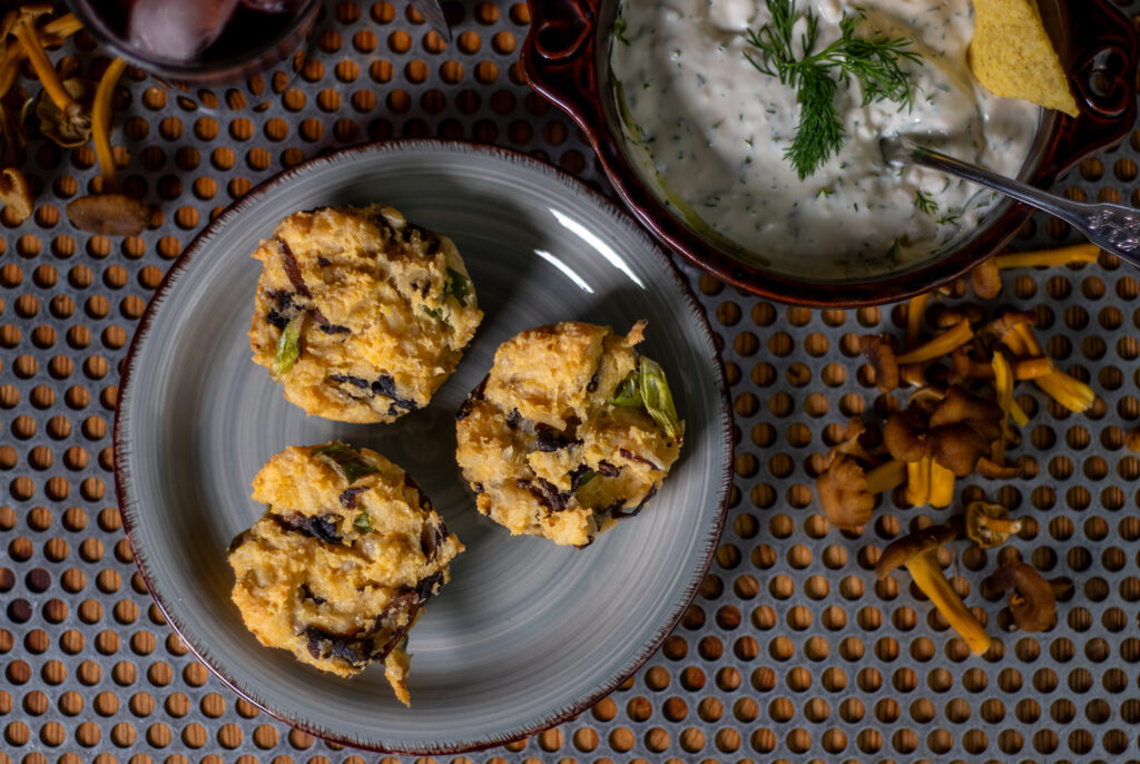 Herzhafte Pfifferling Muffins mit Joghurtdip, vegan