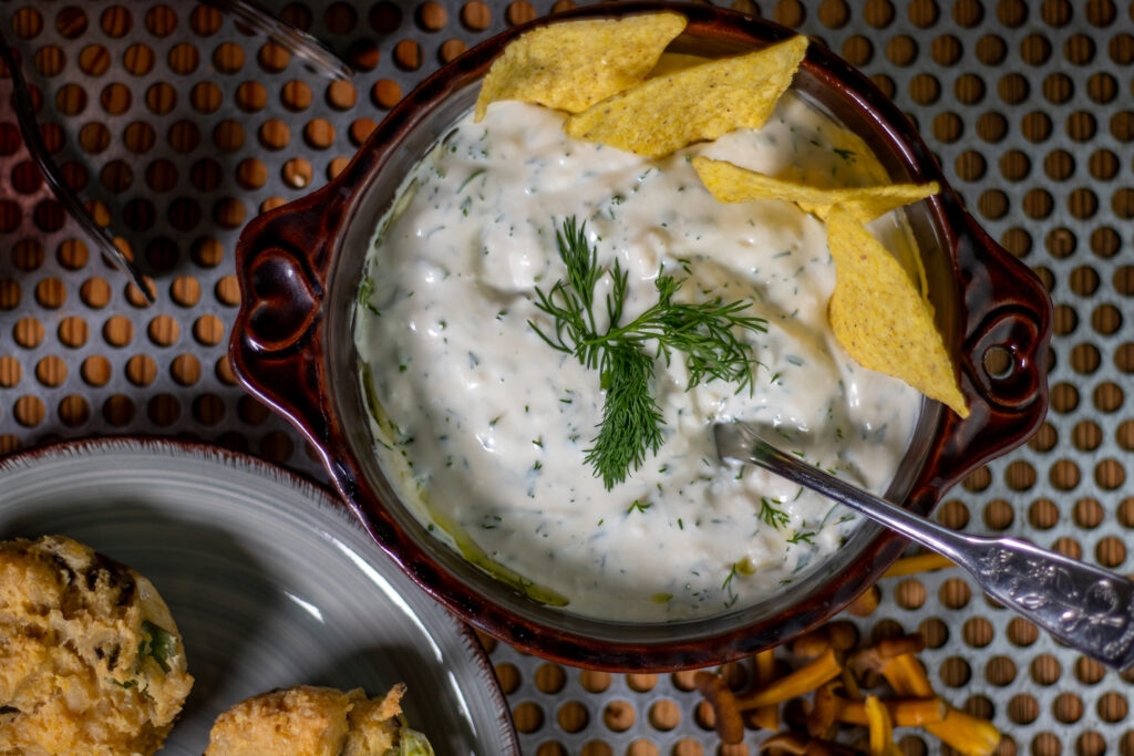 Aromaticher Joghurtdip mit Dill und einem Hauch Zitrone