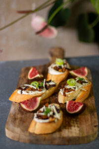 Veganes Pilzbruschetta mit Semmel-Stoppelpilzen