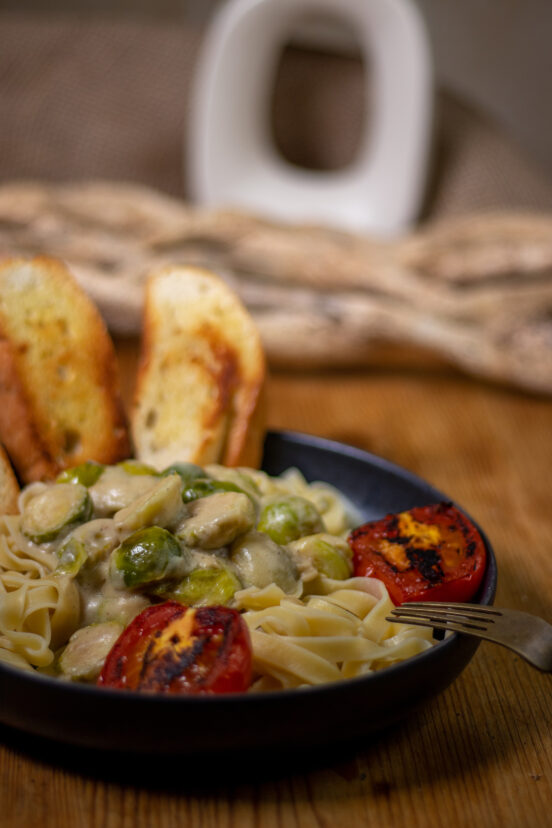 Tagliatelle Verde mit Rosenkohl in cremiger heller Soße - Dailyvegan Tagliatelle Verde mit Rosenkohl in cremiger heller Soße - Dailyvegan