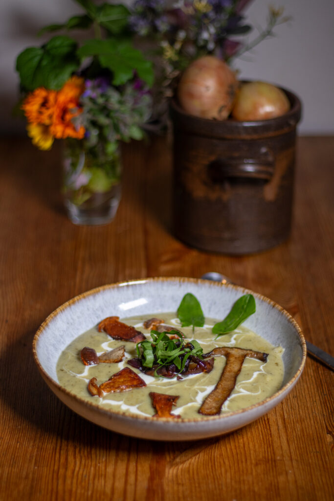 Herbstlich lecker: Sauerampfersuppe mit gebratenen Steinpilzen und Birkenpilzen