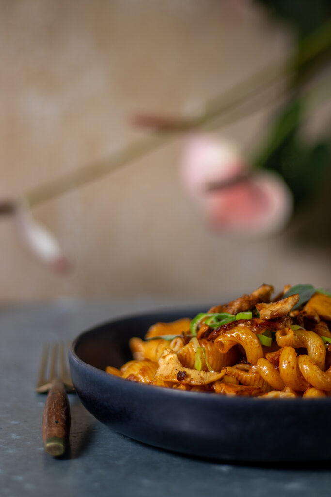 Gebratene Semmel-Stoppelpilze auf Salbeipasta