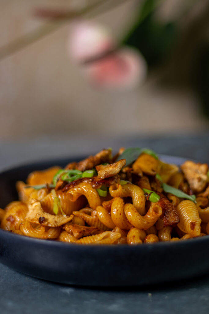 Gebratene Semmel-Stoppelpilze auf Salbeipasta